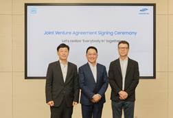 Samsung SDI CEO Yoon-ho Choi and GM VP Kurt Kelty pose during the EV battery JV signing in Seoul on August 27.