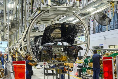 Using AI and machine learning, smart factory principles predict inefficiencies like maintenance needs or high energy use, allowing the teams at San Luis Potosí to act early and prevent waste.