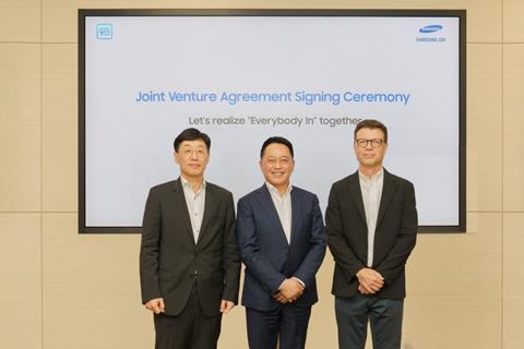 Samsung SDI CEO Yoon-ho Choi and GM VP Kurt Kelty pose during the EV battery JV signing in Seoul on August 27.