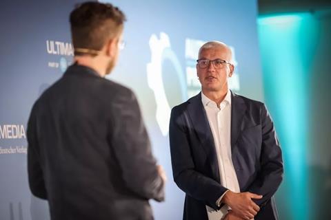 Arno Güllering, COO at Dräxlmaier, reports at the Automobile Production Congress on a production strategy that the supplier has implemented across national borders. (Photo- Marko Priske)